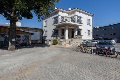 Willa Fryderyka Janusza, ob. siedziby Estrady Rzeszowskiej, wsp&oacute;łcześnie. Widok od strony południowej. Fot. Grzegorz Bukała UM Rzeszowa